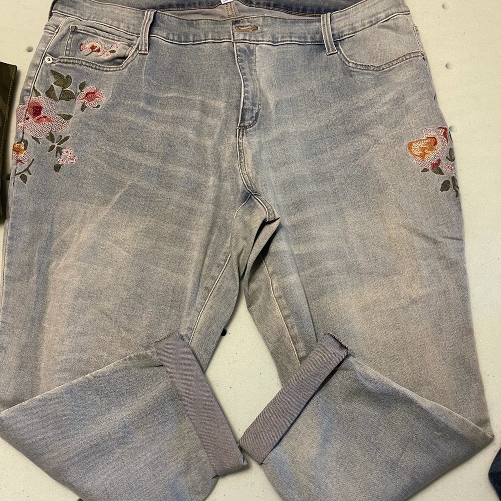 Boutique embroidered Capri 22w